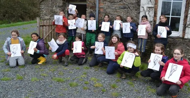 photo  les enfants du club nature apprennent plein de belles choses (ici dessin au fusain), encadrés par des bénévoles  &copy;  ouest-france 