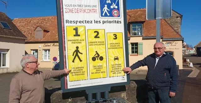 photo  les adjoints philippe bodereau et joël juillet montrent les consignes à suivre.  &copy;  ouest-france 