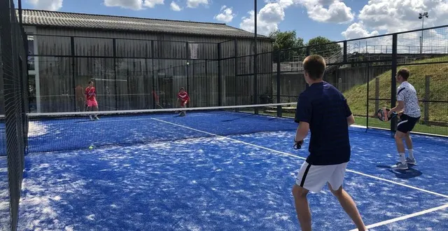 photo  le padel, une activité en expansion à flers.  &copy;  ouest-france 