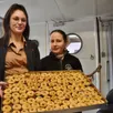 photo turquant, vendredi 23 février. mélina mabille et léa bohn, salariés des pommes tapées du val de loire, jouent du marteau tout l’hiver.
