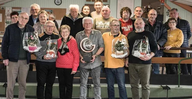 photo  vainqueurs (à droite) et finalistes, au premier rang, à l’issue de la finale avec le président et nicole labé.  &copy;  le maine libre 