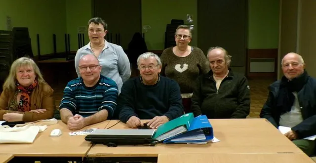 photo  le bureau de l’usl plage quelque peu remanié autour du président michel brossard.  &copy;  le maine libre 