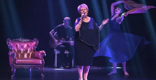 photo  martine heuzard interprète deux chansons dans la revue 2024 « essentiel », en plus de jouer la comédie.  &copy;  le maine libre – denis lambert 