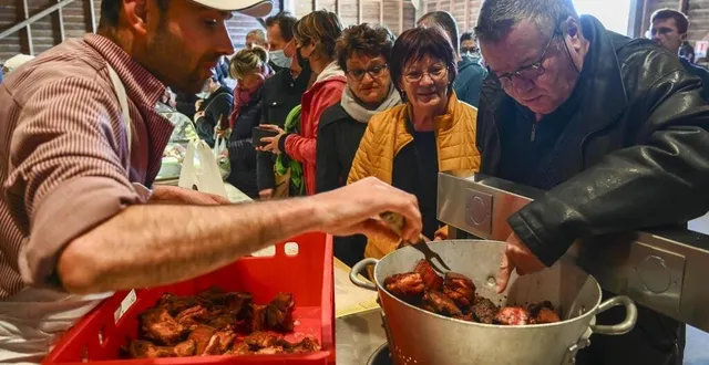 photo  au programme de cette fête du cochon, de bons produits à déguster.  &copy;  archives le maine libre – denis lambert 