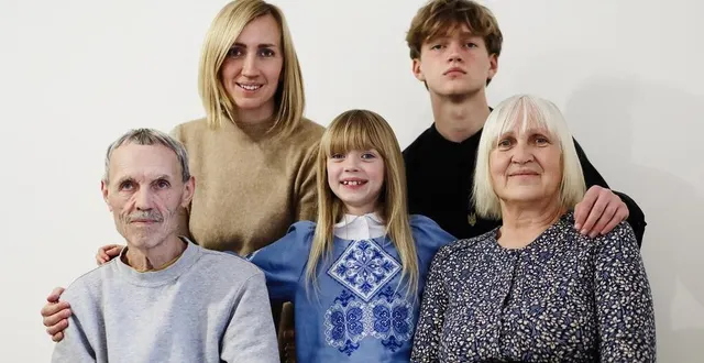 photo  olena, ses deux enfants, vlad, 17 ans et olesia, 8 ans, et ses parents tetiana et kostiantyn. après deux années de guerre et de belles rencontres en france, la famille rêve d’un retour paisible en ukraine.  &copy;  olena chevhuz 