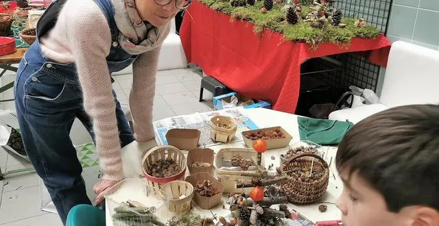 photo  chantal blossier, la présidente, ici lors d’un atelier proposé au marché de noël du val’rhonne le 2 décembre 2023.  &copy;  archives le maine libre 