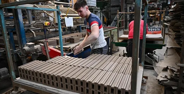 photo  dans l’entreprise située aux rairies (maine-et-loire), qui fabrique des terres cuites, rien ne se perd.  &copy;  franck dubray / ouest france 
