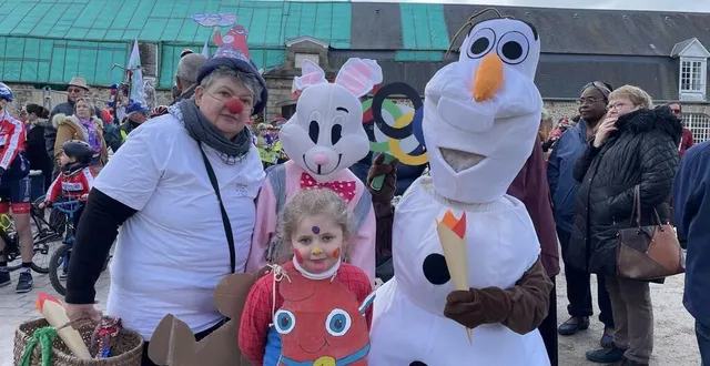 photo  le clown marguerite de la carneille (à gauche) est venue en famille au carnaval de flers (orne).  &copy;  ouest-france 