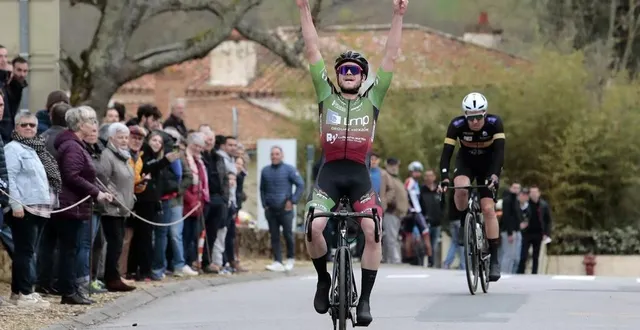 photo  les doigts pointés vers le ciel, fabien rondeau a rendu hommage à sa grand-mère, décédée un 10 mars, en franchissant la ligne.  &copy;  co - benoit felace 