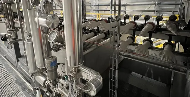 photo  une dernière ligne de production reste encore à démarrer au sein de l’usine de fabrication de gants jetables manikheir.  &copy;  photo groupe medicom 