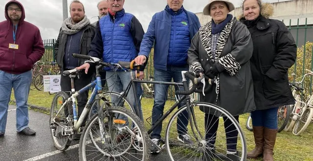 photo  des bénévoles des associations les paniers du cœur et l’ornaise, samedi lors de la vente de vélos d’occasion.  &copy;  ouest-france 
