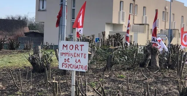 photo  lundi, les personnels de l’epsm d’allonnes, près du mans, ont investi le rond-point devant l’établissement, avec des messages éloquents.  &copy;  ouest-france 