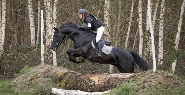 photo  emmanuelle plée et heroe de cafeny, remportent l’épreuve en pro 4.  &copy;  dominique breugnot 