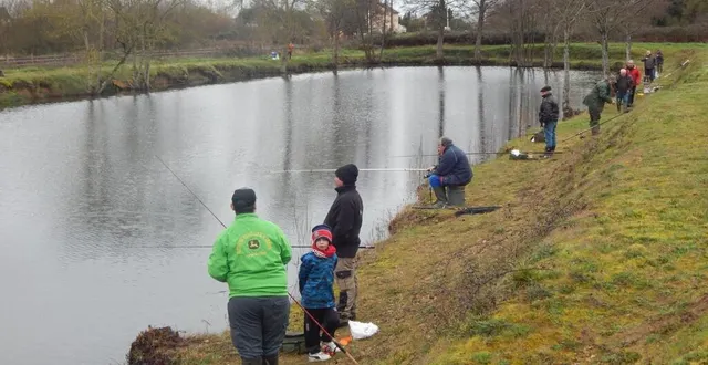 photo  l’étang de la gare avait été rempoissonné avec 80 kilos de truites.  &copy;  le maine libre 