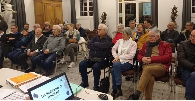 photo  une assemblée se remémorant les médiévales 2023 perturbées par un vent très fort et de la pluie.  &copy;  ouest-france 