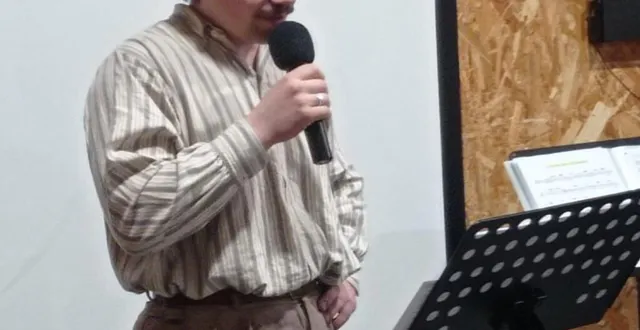 photo  natan chevrier, 22 ans, parle de « la pendule arrêtée », un texte qu’il a lui même rédigé en patois du secteur de passais. la relève est assurée.  &copy;  ouest-france 