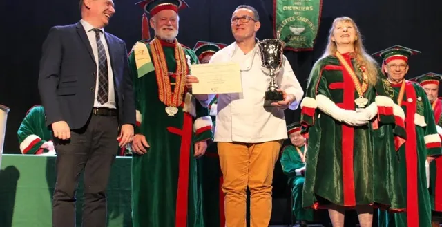 photo  pascal buret (au centre), de saint-rémy-des-monts, dans la catégorie charcutiers, s’est vu remettre le 2e prix avec médaille d’or, par jean-michel étienne et le maire de mamers, frédéric beauchef, à sa droite.  &copy;  ouest-france 