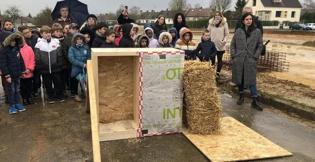 photo  l’école anne-frank était présente pour cette petite cérémonie de la première « botte de paille » de la future école de la vallée d'auge.  &copy;  ouest-france 