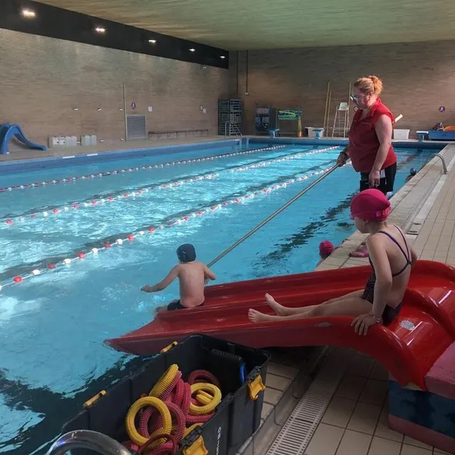 photo les premiers élèves manceaux ont profité de la piscine de coubertin rénovée ce lundi11 mars 2024.  ©  le maine libre