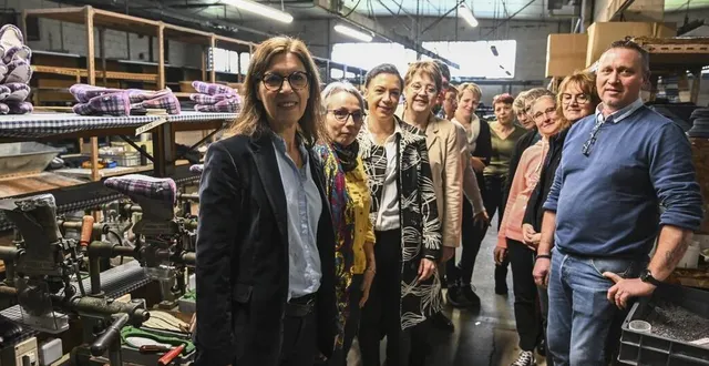 photo  annelise morin, directrice de l’entreprise plastigom (à gauche au premier plan) et les quatorze salariés.  &copy;  photo : le maine libre – denis lambert 