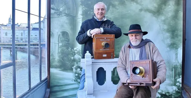 photo  jean distel, trésorier de l’association atelier malicot, et patrick salètes, secrétaire de l’association, dans le fameux atelier photographique restauré, rue carnot, à sablé-sur-sarthe.  &copy;  ouest-france 