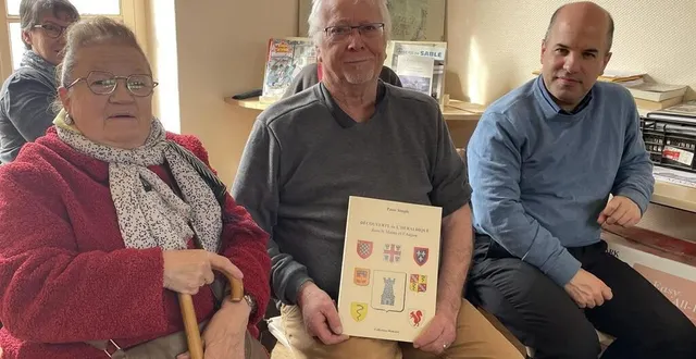 photo  lors de l’assemblée générale, le président patrick communeau a présenté le livre découverte de l’héraldique dans le maine et l’anjou, sorti en 2023.  &copy;  le maine libre 