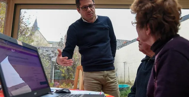 photo  le plessis-grammoire, jeudi 7 décembre 2023. antoine marguerie forme des seniors aux outils numériques.  &copy;  archives co - laurent combet 