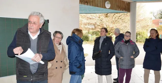 photo  lundi soir, philippe thouret, maire, a réuni parents d’élèves et enseignants pour les alerter de la prochaine fermeture de leur école.  &copy;  ouest-france 