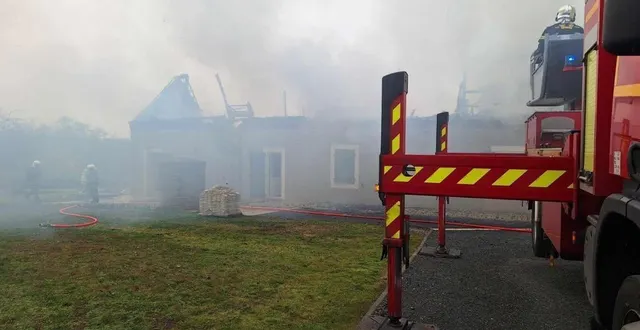 photo  toute la toiture d’une maison de roëzé-sur-sarthe a été ravagée par les flammes ce mardi 12 mars.  &copy;  mairie de roëzé-sur-sarthe 