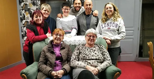 photo  assises : marie-claude et danielle. en haut à gauche : nadine, karine (souffleuse), isabelle, maxime, patrice et élise font partis de la troupe des amis du théâtre de putanges. samedi, ils vont interpréter leur nouvelle pièce « l’héritage de tata odette » de jérôme dubois, à la salle jean-féron, de putanges.  &copy;  ouest-france 