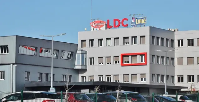 photo  le siège de ldc à sablé-sur-sarthe arbore de nouveau les trois lettres de son logo, entre celui des marques le gaulois et loué.  &copy;  ouest-france 