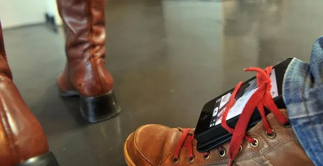 photo  le prévenu utilisait une petite caméra d’action fixée sur sa chaussure pour filmer sous les jupes des femmes.  &copy;  photo d’illustration jdlo – nathalie bourreau 