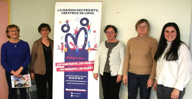 photo  de gauche à droite : annick gosnet, présidents de la maison des projets, isabelle livache directrice, andrée montanier et chantal marquis qui ont participé au premier cycle et pauline foulard chargée du projet.  &copy;  le maine libre 