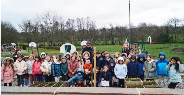 photo  les 36 élèves des classes de marion houel et anne-laure jourdan étaient rassemblés autour de baptiste duchemin, le paysagiste, pour assister à la plantation de ce tilleul qui provient d’une pépinière de la manche.  &copy;  ouest-france 