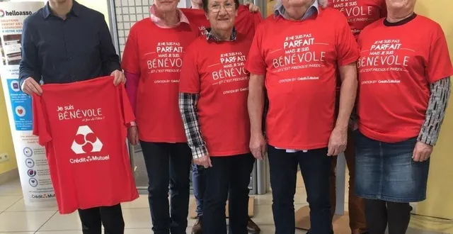 photo  les tenues pour les bénévoles ont été remises par un sponsor à l’association des artisans d’art et artistes.  &copy;  maine libre 