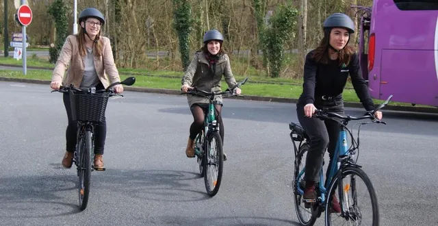 photo  comme mélanie desmares, de l’office de tourisme de la vallée du loir et pauline bobet et sophie vaxelaire, de neomouv, les touristes de passage seront invités à utiliser les vélos de l’entreprise fléchoise pour leurs balades.  &copy;  ouest-france 