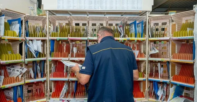 photo  un centre de tri de la poste commun à sablé et la flèche devrait être construit dans la zone ouest park d’ici la fin de l’année 2025. photo d’illustration.  &copy;  lucie weeger / archives ouest-france 