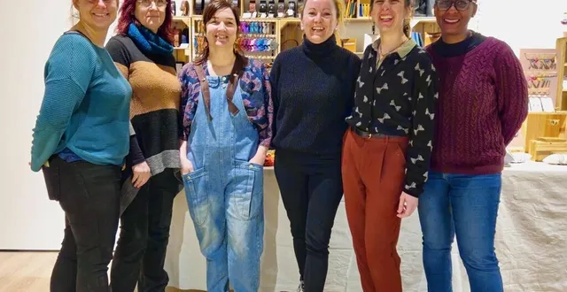 photo  le mans, mars 2024. un collectif plein d’énergie ici lors de l’agencement de la boutique.   &copy;  le maine libre 