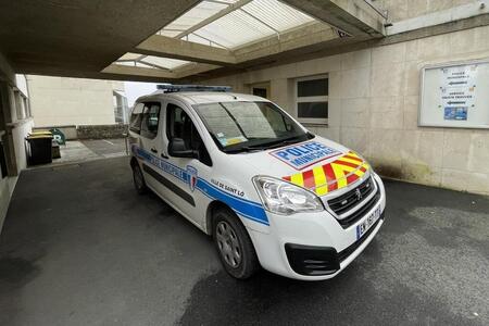 photo Fin septembre, ce même jeune homme de 19 ans avait déjà dérobé la voiture de la police municipale de Saint-Lô. Cette fois-ci, il a volé une voiture civile, avant de la transformer en ambulance. Archives Ouest-France 
