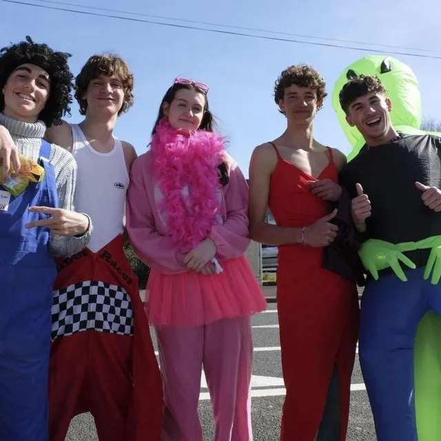 photo les lycéens niortais se sont déguisés pour fêter correctement le père cent.  ©  co – christophe bernard
