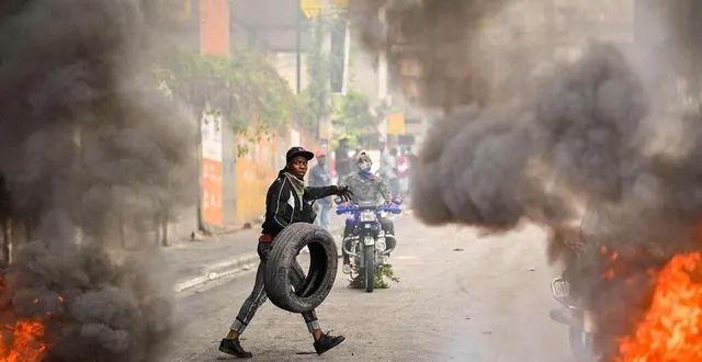 photo  un manifestant brûle des pneus lors d’une manifestation appelant à la démission du premier ministre ariel henry à port-au-prince, le 7 février 2024.  &copy;  richard pierrin / afp 