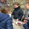 photo  les enfants ont appris à fabriquer de la confiture de « gratte-cul », le fruit de l’églantier 
