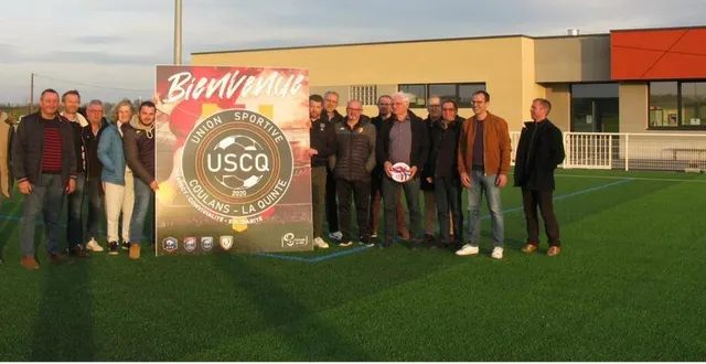 photo  les élus de coulans - la quinte sur la pelouse synthétique, devant les vestiaires.  &copy;  ouest-france 