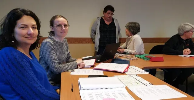 photo  cathy brené, adjointe au maire, et mathilde périer, agente en charge de la salle des fêtes, ont déjà organisé l’agenda 2025 pour les réservations.  &copy;  ouest-france 