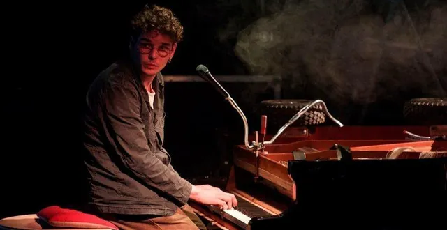 photo  manu galure et son piano.  &copy;  fabien espinasse 