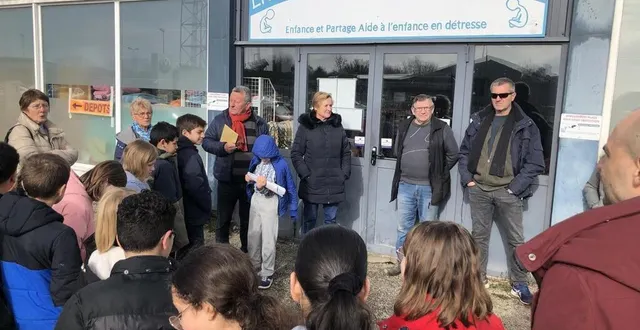 photo  des bénévoles d’enfance et partage normandie ont rencontré des élèves de l’école jacques-prévert d’argentan lundi 11 mars, dont une partie a bénéficié de leur aide pour partir au puy du fou.  &copy;  ouest-france 