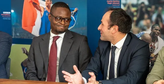 photo  le ministre des sports du bénin, et anthony trifaut, maire de montfort-le-gesnois.  &copy;  le maine libre – xavier sarrat 