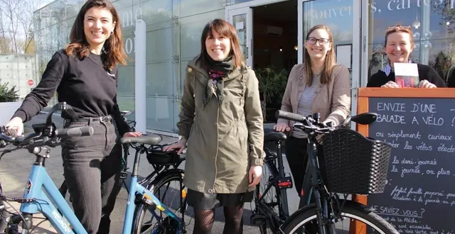 photo  les responsables de l’office de tourisme de la flèche et de l’entreprise néomouv, le lundi 11 mars.  &copy;  le maine libre 