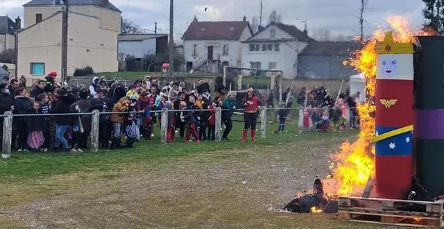 photo  à la fin du défilé, monsieur carnaval sera brûlé pour mettre un terme à l’hiver.  &copy;  archives ouest-france 