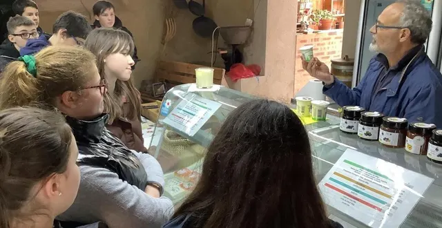 photo  benoît briffaut, exploitant du gaec bio avenir à spay, a retracé les étapes de production de ses produits.  &copy;  le maine libre 